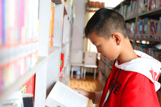 小学生正在认真读书