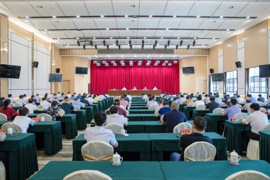 出席会议并讲话,宜昌市委组织部常务副部长肖高沛宣读宜昌市委决定