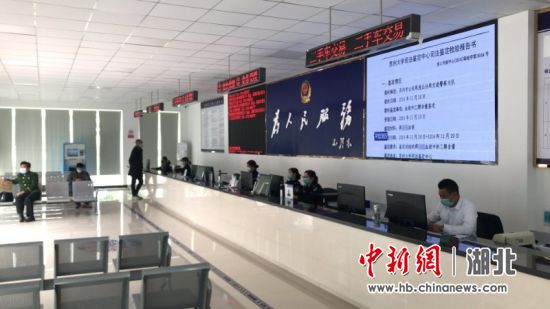襄州区交警大队车管所服务大厅 李琦雯 摄