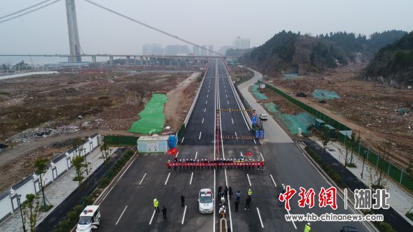 宜昌伍家岗长江大桥北岸伍临路高架桥通车试运行