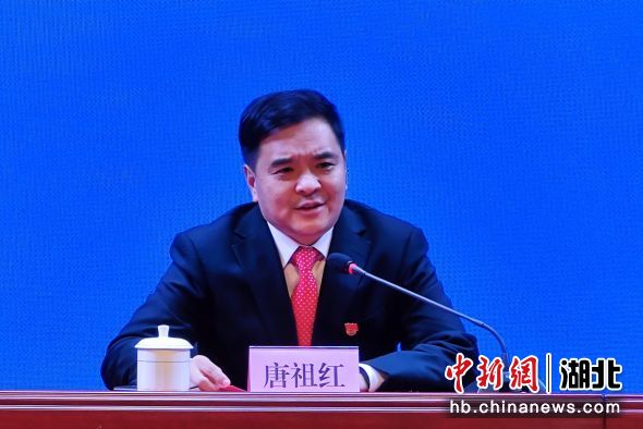 长阳土家族自治县县长唐祖红在媒体见面会上发言