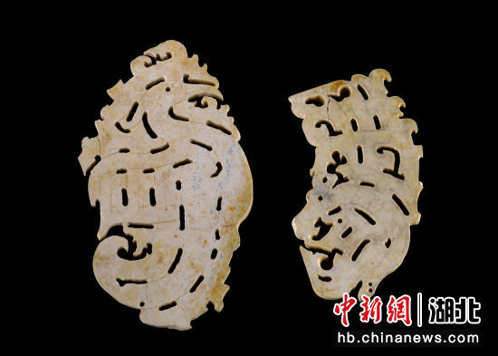 古文房具 本物和田玉 原石 手彫 清代 蟠螭出郭紋 筆添 玉硯 置物 文鎮 國立故宮博物院>精選賞析>松花石蟠螭硯