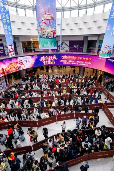 �人��¶ɽ���ʻ�ѩ��������𳤶ӡ�