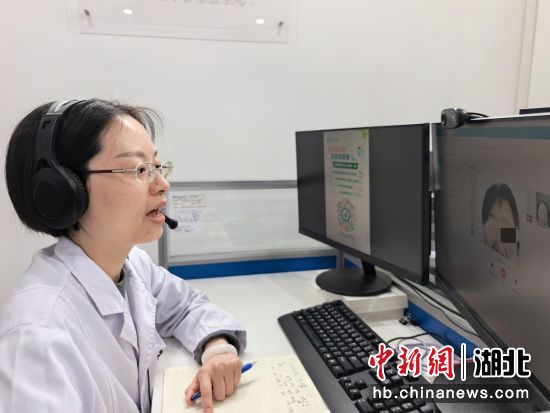 武汉市中心医院线上便民门诊专职医生与患者进行视频接诊。 武汉市中心医院线上便民门诊专职医生与患者进行视频接诊。