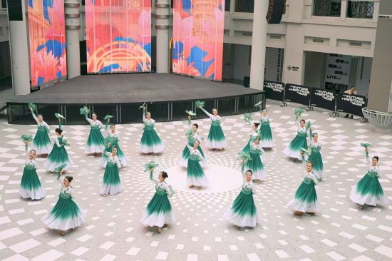 图为《茉莉花》表演 图为《茉莉花》表演