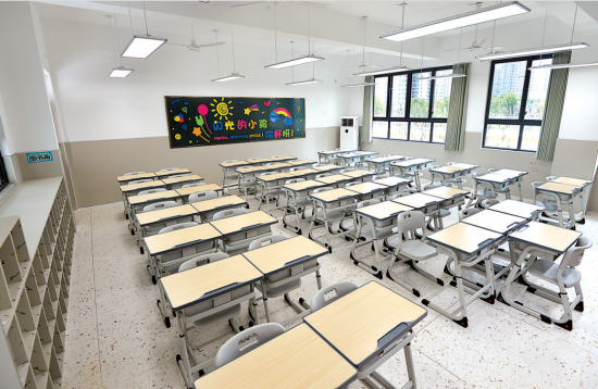 教学楼内崭新的桌椅。记者 喻志勇 摄 教学楼内崭新的桌椅。记者 喻志勇 摄