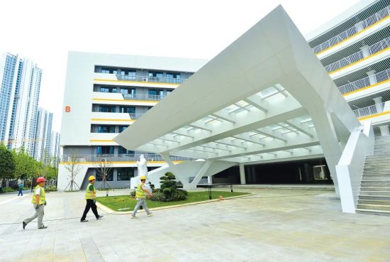 即将投入使用的武汉市第十六中学教学楼。记者 喻志勇 摄 即将投入使用的武汉市第十六中学教学楼。记者 喻志勇 摄