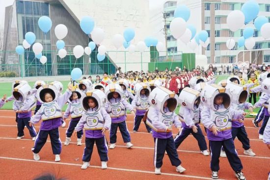 育才小学的孩子们在三眼桥路新校区开展活动 育才小学的孩子们在三眼桥路新校区开展活动