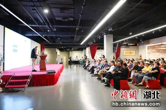 襄阳摄影家张建斌代表参展者发言。 谢勇 摄 襄阳摄影家张建斌代表参展者发言。 谢勇 摄