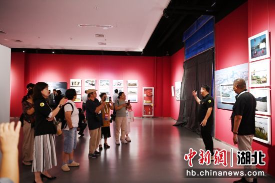 策展人安光系为观众解读作品。 谢勇 摄 策展人安光系为观众解读作品。 谢勇 摄