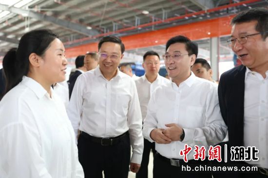 中国蔬菜流通协会副会长沈杨,荆州市委书记李迎伟,荆州市委副书记、代市长余德芳,湖北农发集团党委副书记、总经理赵芝斌等现场调研两湖绿谷市场 中国蔬菜流通协会副会长沈杨,荆州市委书记李迎伟,荆州市委副书记、代市长余德芳,湖北农发集团党委副书记、总经理赵芝斌等现场调研两湖绿谷市场