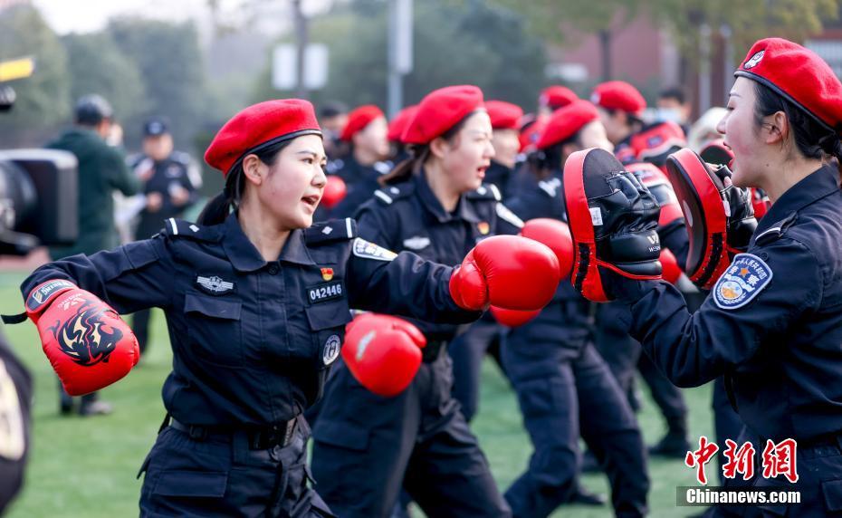 武汉：女子特警队员冬训忙