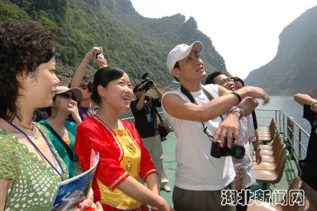 图:香港影帝梁家辉享受<em>清江画廊</em>-湖北新闻网