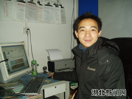 老板年方27 记崇阳县先锋电脑学校董事长段勇进.