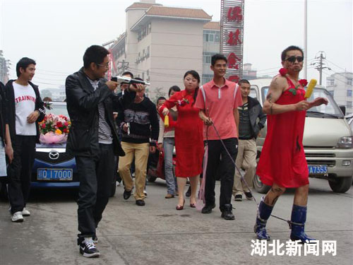 图:湖北恩施最牛结婚方式