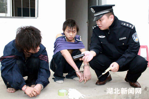 的哥三节棍击退持刀劫匪 巡控民警臭水沟捞出