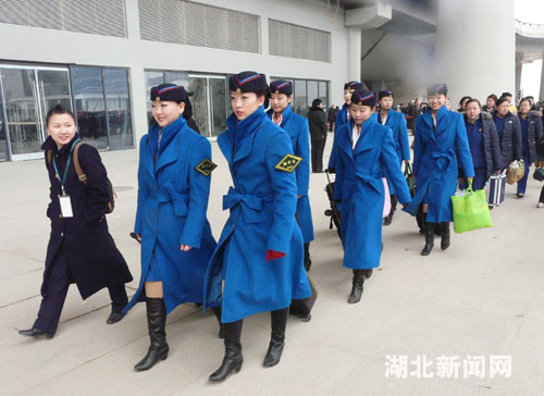 图:京广高速铁路武汉站美丽的高铁乘务员