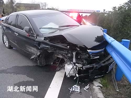 爱美女士穿高跟鞋驾车酿事故