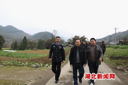湖北新闻网+恩施州公安局长李云开来凤县走访