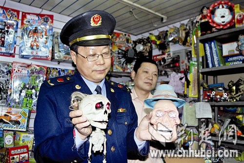 在一家玩具店,货架上摆着白色骷髅