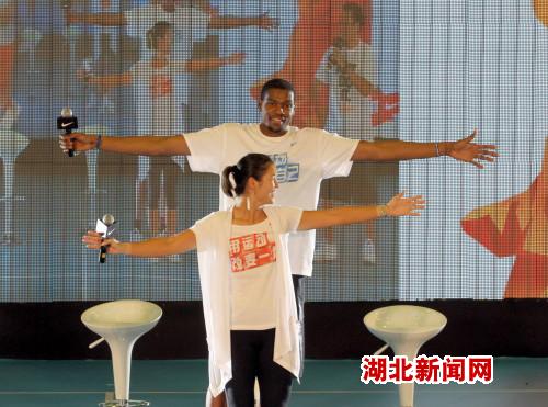 图:李娜杜兰特球迷见面会比臂展