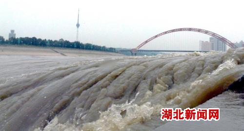20日中午,在汉口龙王庙水域,汉江涨水激流进入长江落差大后,卷起了
