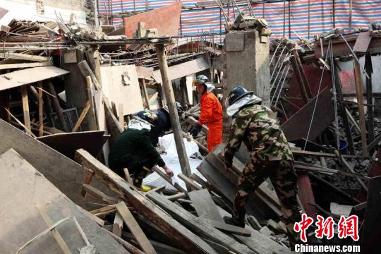 武汉一改建楼发生垮塌事故 造成1死2伤 