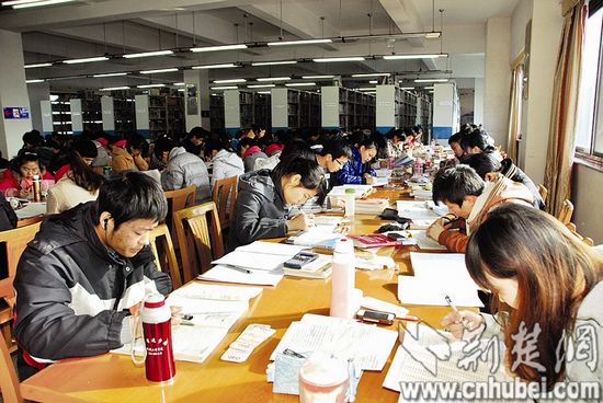 湖北新闻网 三本院校学生热衷考研 学校设重奖