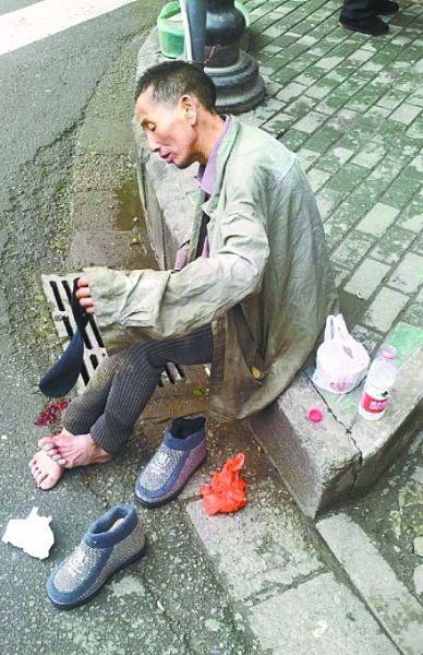 残疾流浪汉冬天赤脚武汉街头 好心女买鞋袜哭求穿上