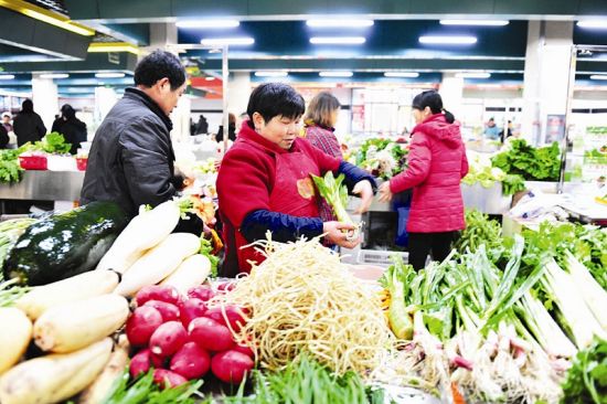 菜市场内,蔬菜品种丰富,价格稳定 cfp图