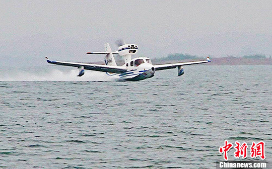 中国"海鸥300"轻型水陆两栖飞机水上首飞成功(图)