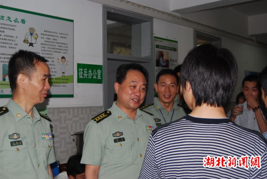 武汉警备区政委闵捷检查指导武昌区征兵体检工作