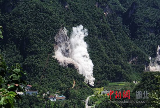 崩塌的危险,严重威胁分松省级道路上的行人和车辆安全,并将切断该县