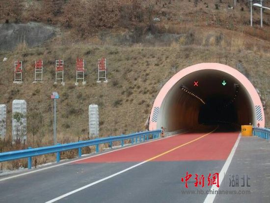湖北谷竹高速大坪山特长隧道再增设安全设施