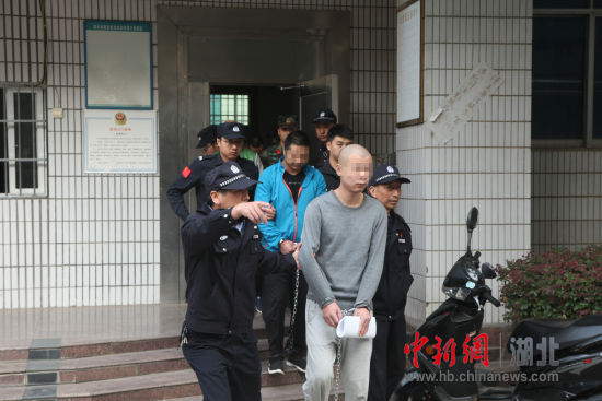 "孔氏兄弟"涉黑团伙成员18名罪犯投送监狱服刑