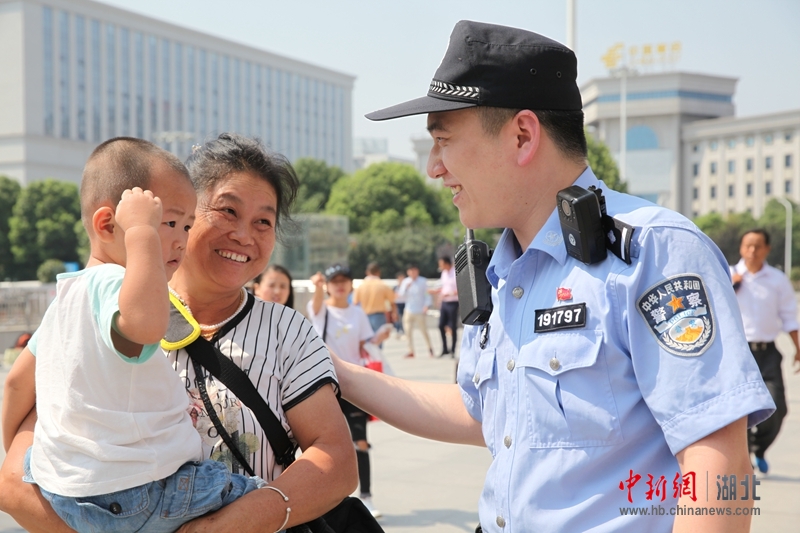 "警察叔叔辛苦了"9月14日,汉口车站派出所民警正在执勤为旅客答疑释惑