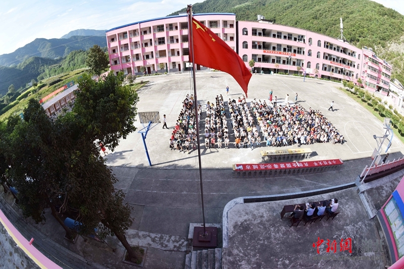 民警正在该县过渡湾镇中心学校开展禁毒宣传教育活动