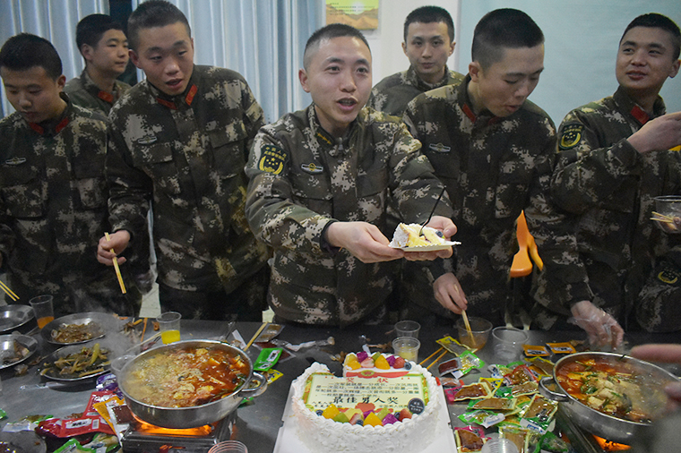 武警宜昌支队为新战士举办集体生日晚会