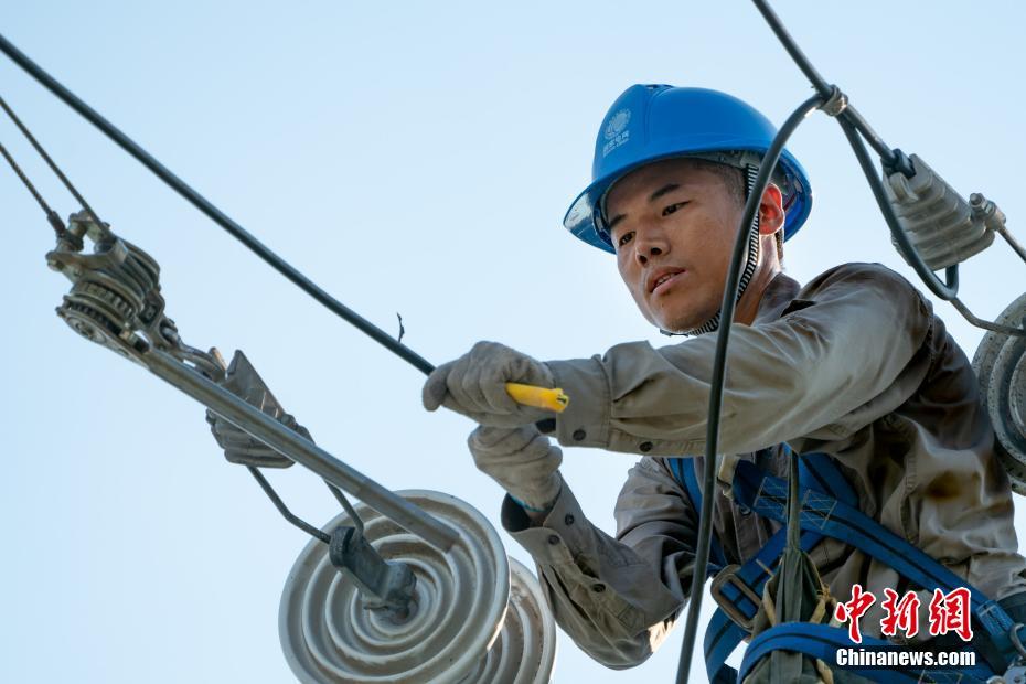 电力工人正在进行迎峰度夏工作.毛强 摄