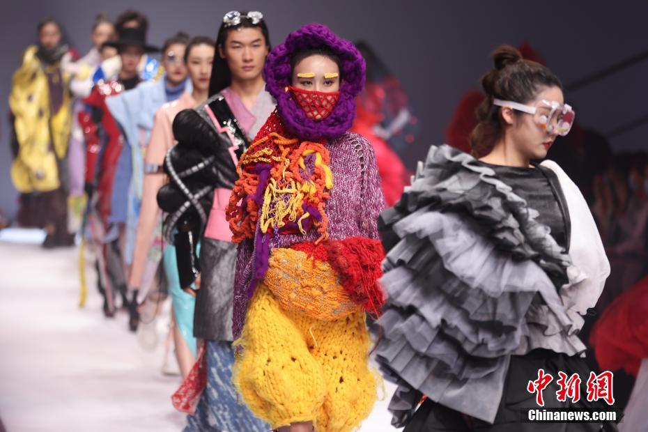 江汉大学毕业生作品亮相中国国际大学生时装周