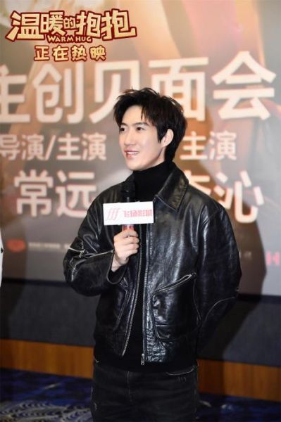 由常远,李沁,沈腾,乔杉领衔主演的喜剧电影《温暖的抱抱》正在全国