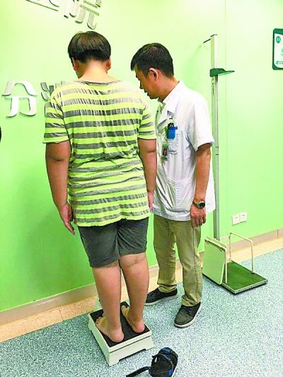 > 正文今日热点:   拍小学毕业照时,因为肥胖穿不进校服,摄影师不得不