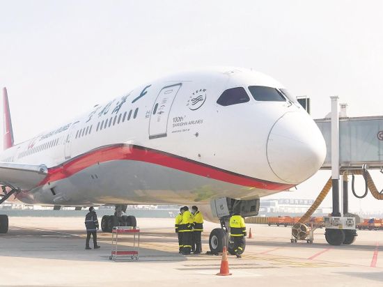 787宽体机亮相汉沪快线 武汉旅客坐飞机可用手机上网