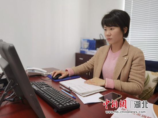 2021新年第一个工作日,调解员贺蕾在武汉中院驻点办公 张馨文 摄