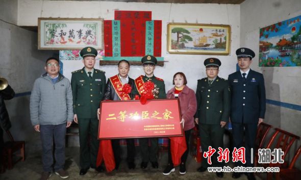 湖北一武警战士荣立二等功 喜报送到家