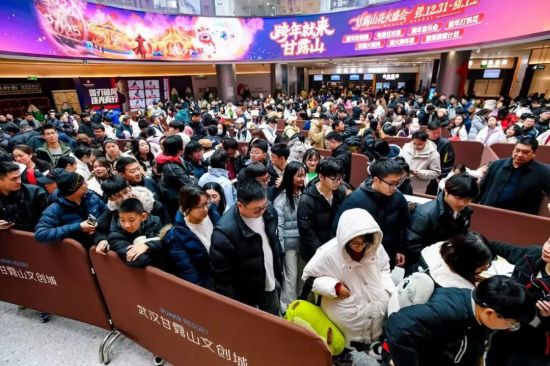 �人��¶ɽ���ʻ�ѩ��������𳤶ӡ� ͨѶԱ��� ��ͼ