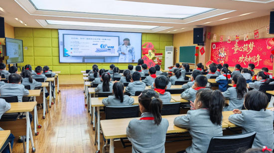 ����������Сѧѧ���ǹۿ�����ѧ��һ�Ρ� ͨѶԱ��ͼ