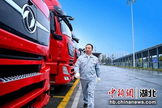 ȫ���˴�������������ó����޹�˾����������װ��⳵�䡰���ΰࡱ�೤����ϯ����ʦ�����塣 ����������ͼ