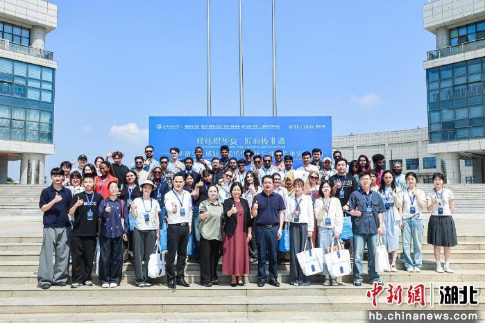 来华留学生武汉感受纺织科技创新活力与非遗魅力