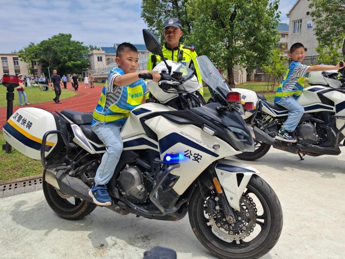 “汪汪队”陪你过“六一”！武汉少年警队探秘警犬基地
